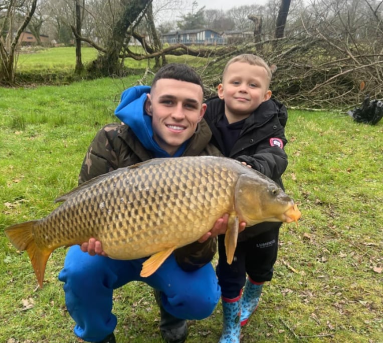 Phil Foden con su hijo. (@officialronniefoden/Instagram)