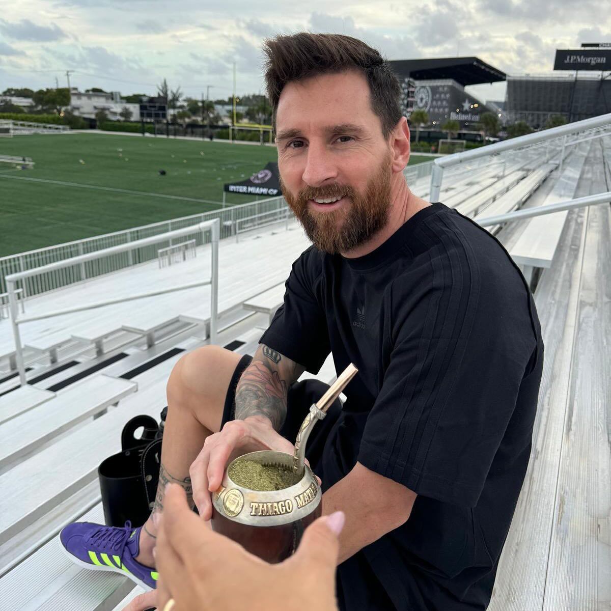 Lionel Messi dejó entrever su mate favorito, el cual tiene tallados los nombres de sus hijos (Foto: Instagram @leomessi)