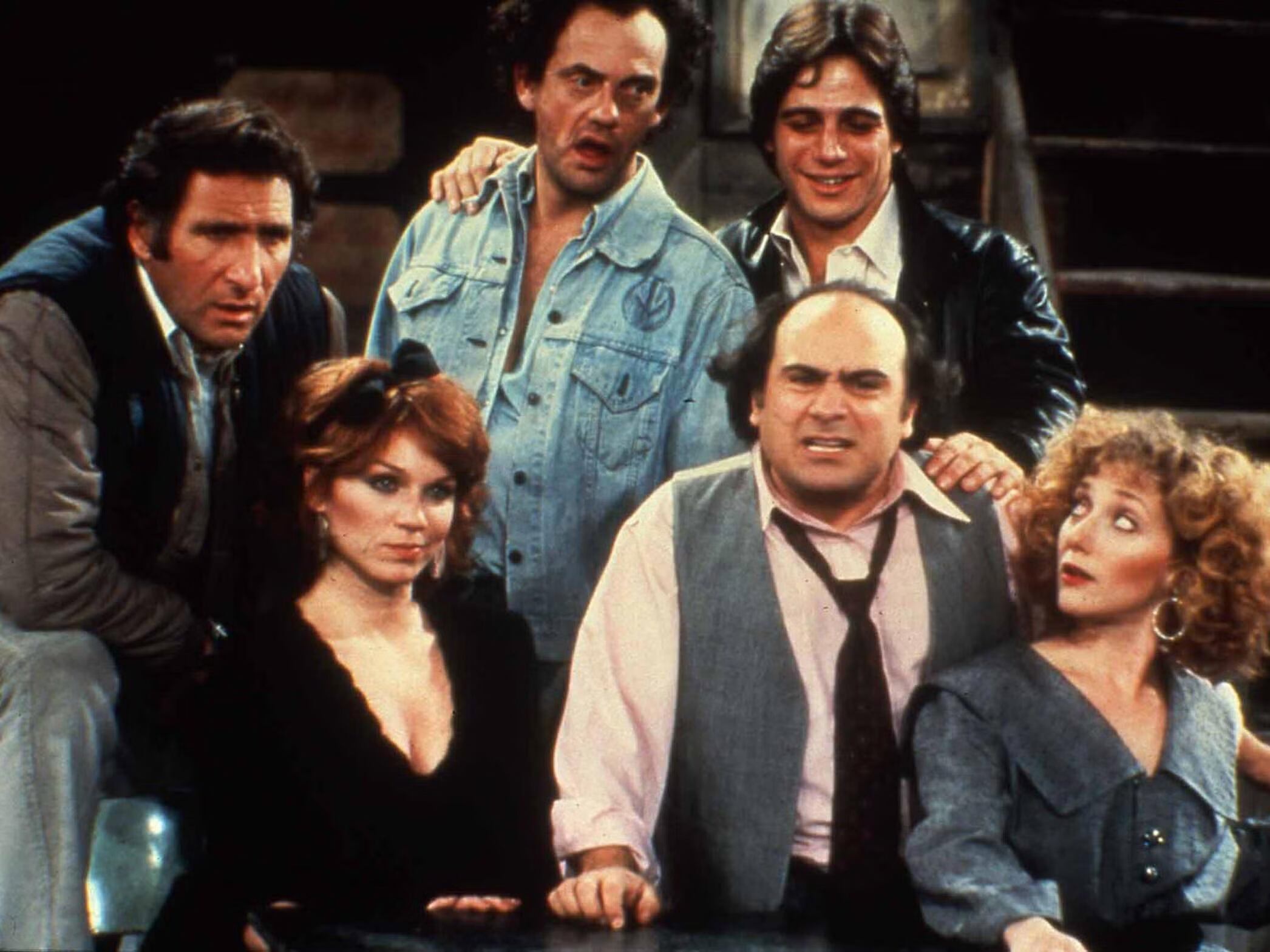 El elenco de la exitosa serie Taxi en la que DeVito interpretó al irritable Louie De Palma