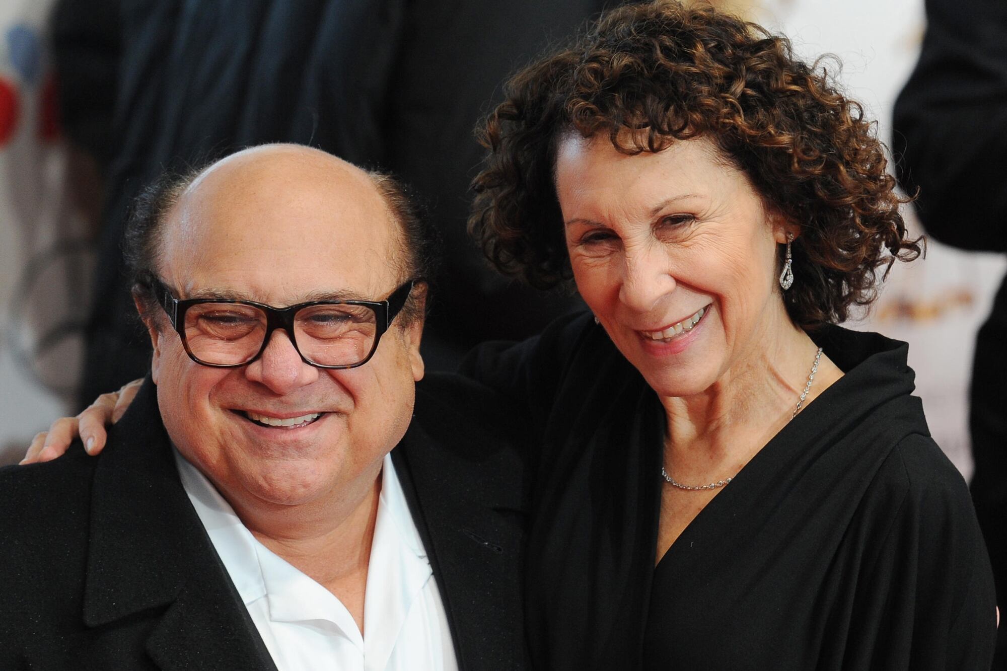 Danny DeVito y Rhea Perlman se casaron en 1982, tienen tres hijos y, aunque se separaron en la última década, siguen siendo grandes amigos