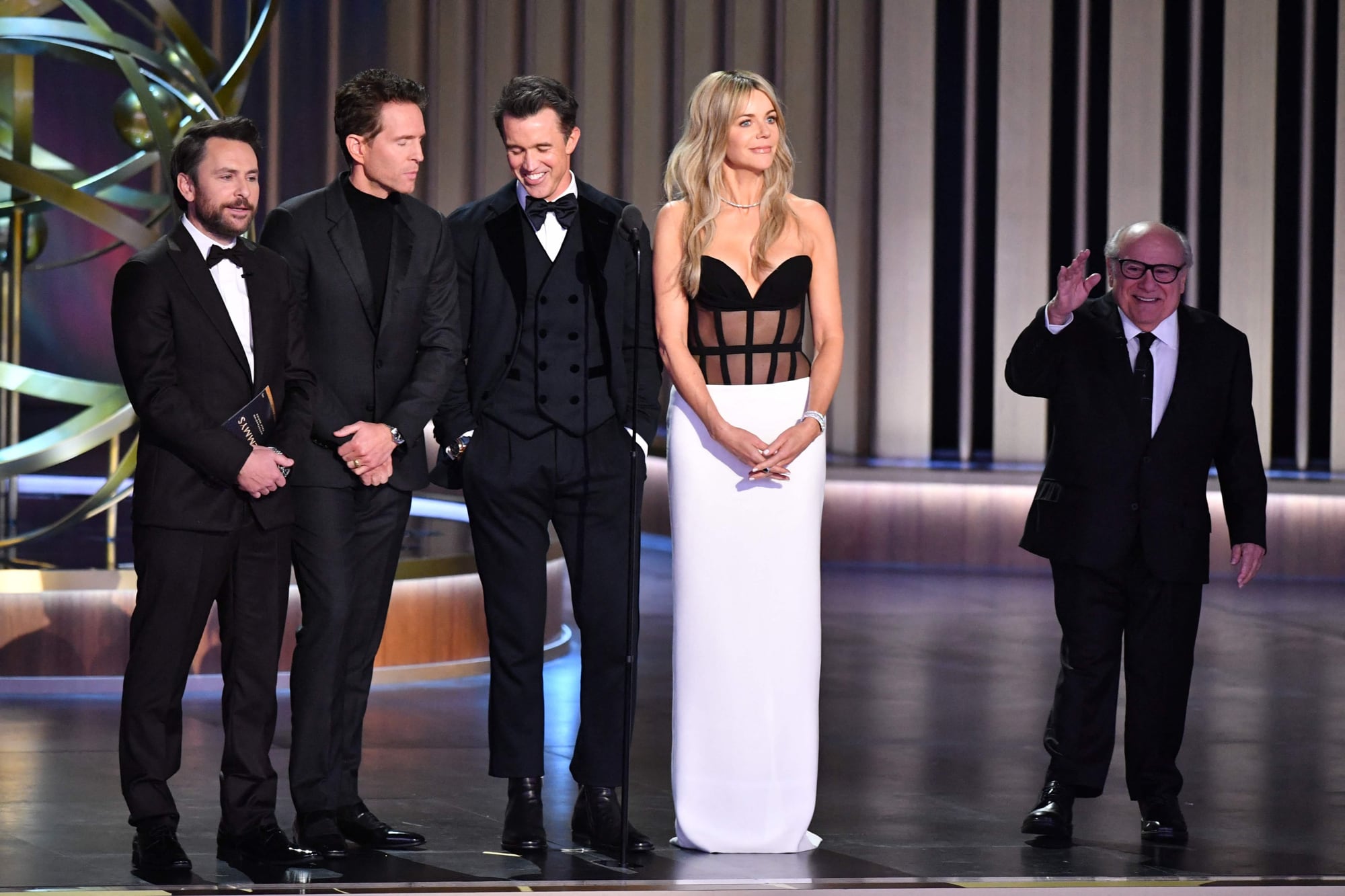 Charlie Day, Glenn Howerton, Rob McElhenney, Kaitlin Olson y Danny DeVito, el elenco de It's Always Sunny in Philadelphia, en los premios Emmy