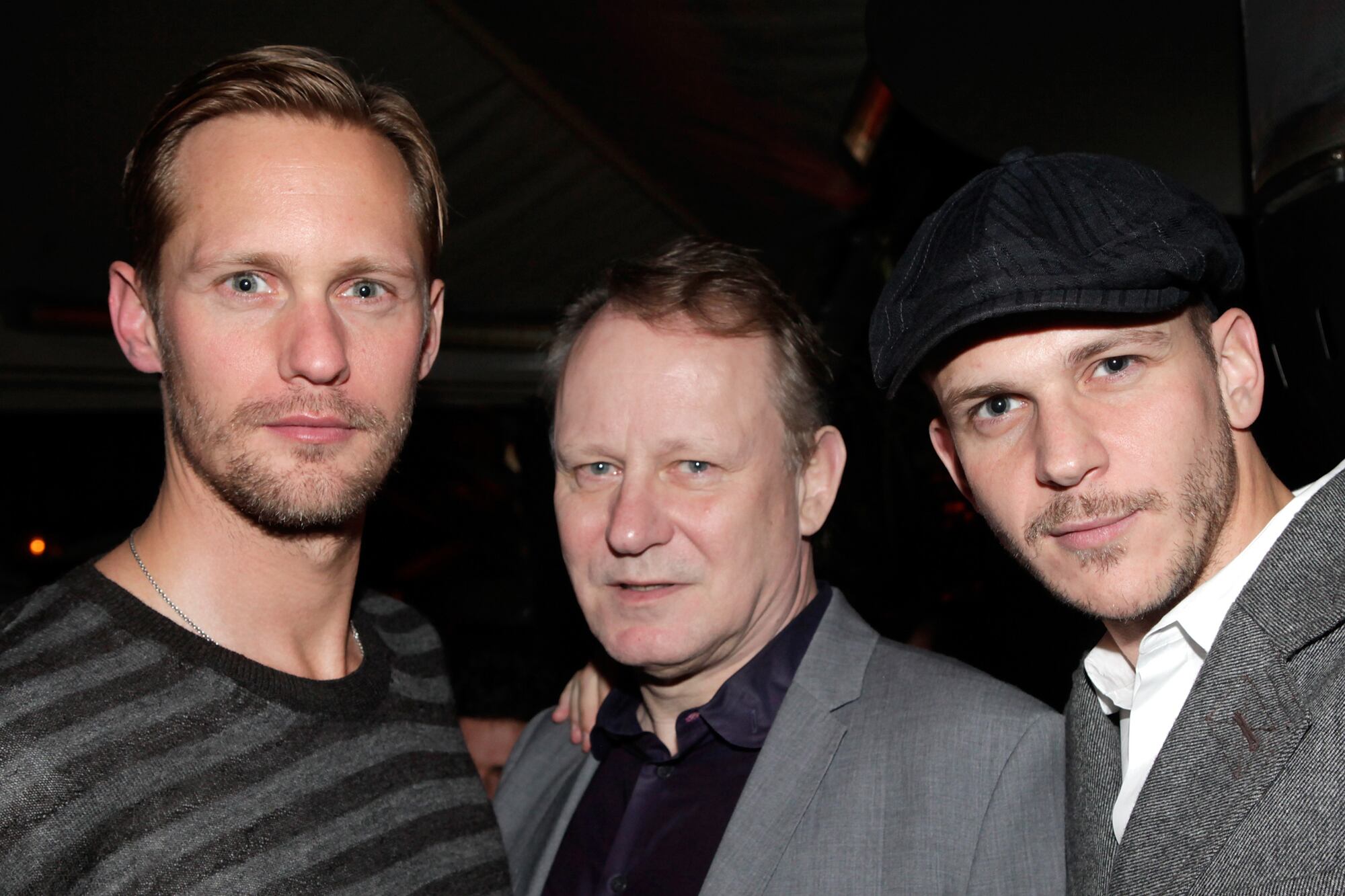 Stellan Skarsgård (centro) junto a sus dos hijos mayores Alexander y Gustaf quienes siguieron sus pasos y protagonizaron éxitos como True Blood y Vikingos respectivamente 