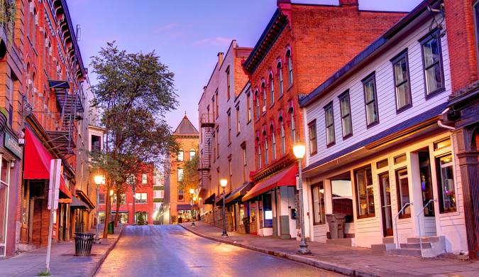 Las calles adoquinadas y edificios históricos de Saratoga Sptring se iluminan con luces y adornos festivos