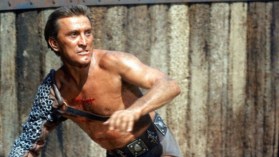 Kirk Douglas en Espartaco, film que motorizó por convicciones políticas y ego, al haber perdido el rol protagónico de Ben-hur