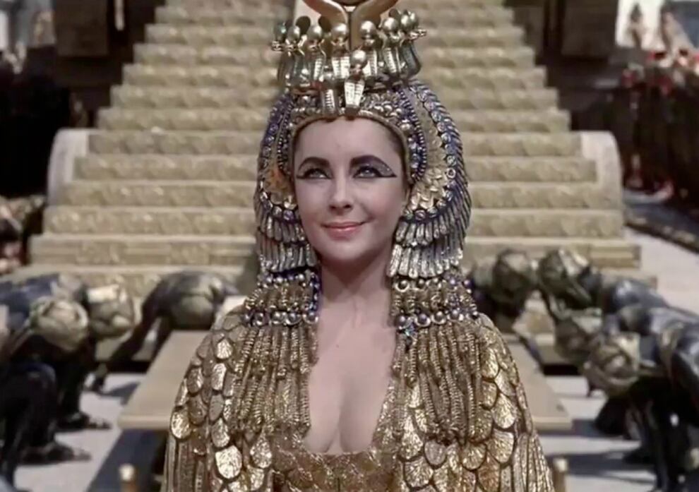  Elizabeth Taylor, en 'Cleopatra' (1963), de Joseph L. Mankiewicz, rol por el que cobró siete millones de dólares y película de la que aún se siguen contando historias de su estrafalario rodaje