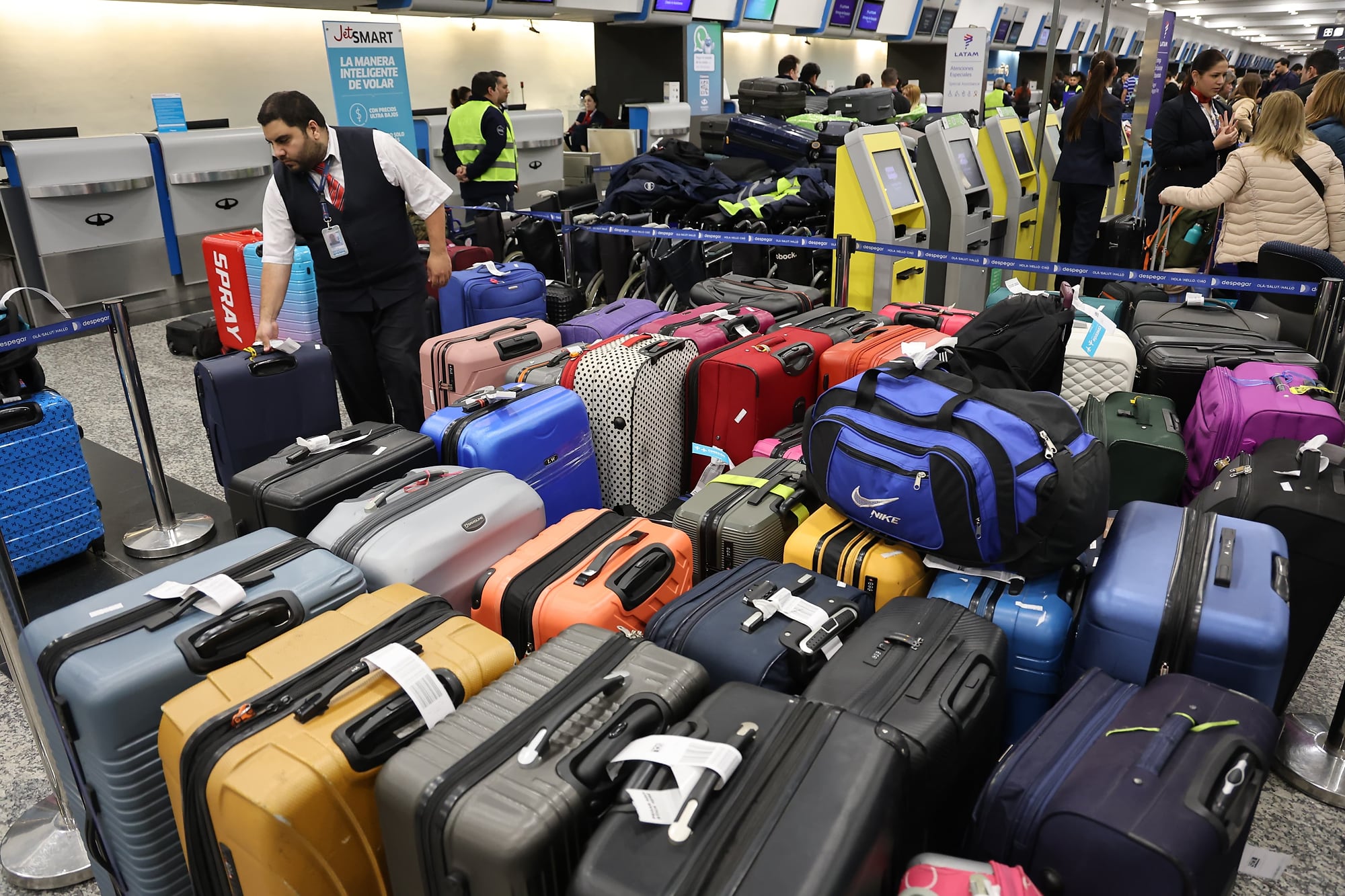 Valijas acumuladas por el paro de Intercargo en Aeroparque