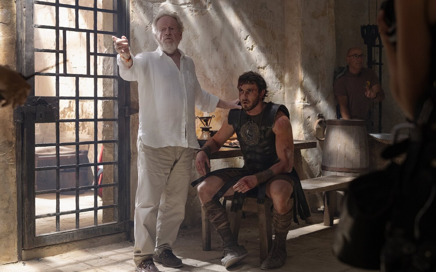 Un momento del rodaje, con Ridley Scott marcándole una escena a Mescal. El actor logró reconocimiento mundial con la serie Normal People 