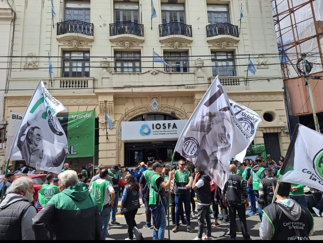 Protesta de la Asociación de Trabajadores del Estado (ATE) frente a la sede de Iosfa