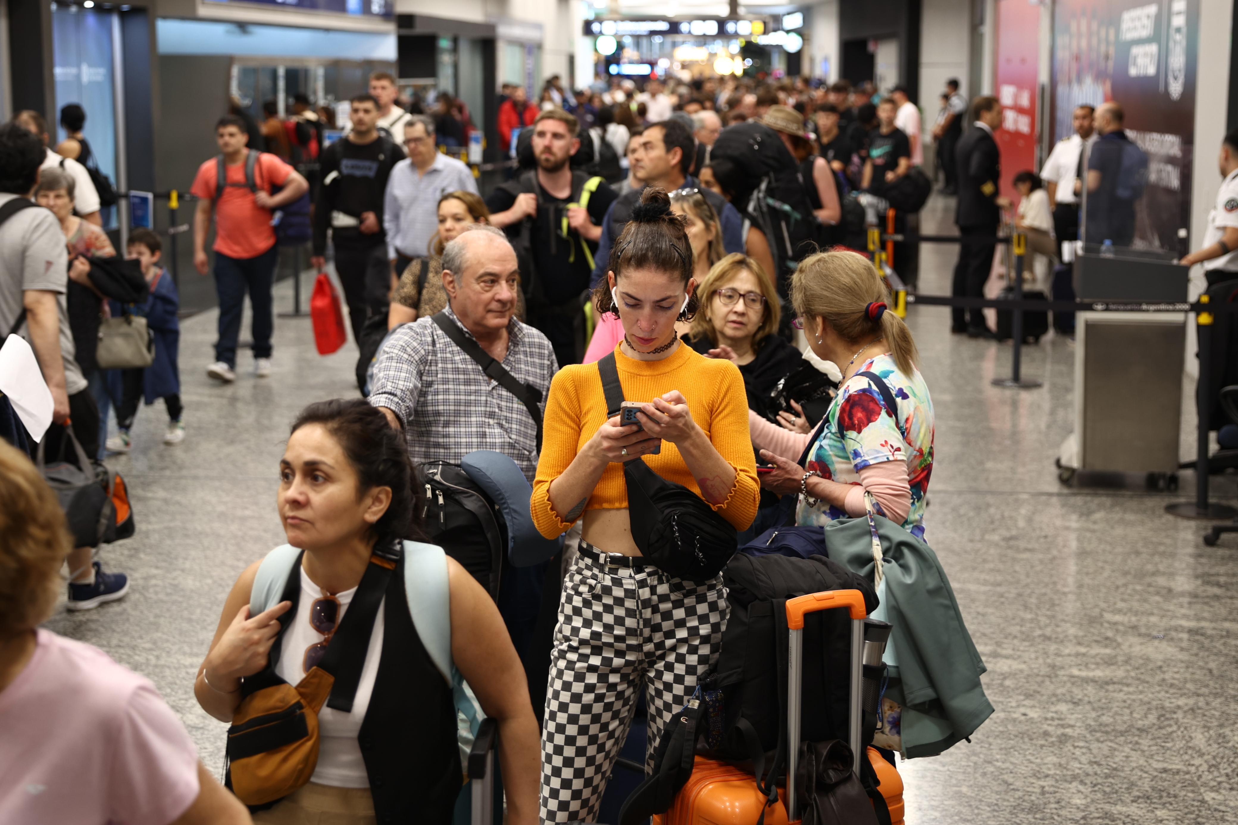 Las largas filas que hubo en Aeroparque por suspensión de vuelos debido al conflicto con aeronáuticos