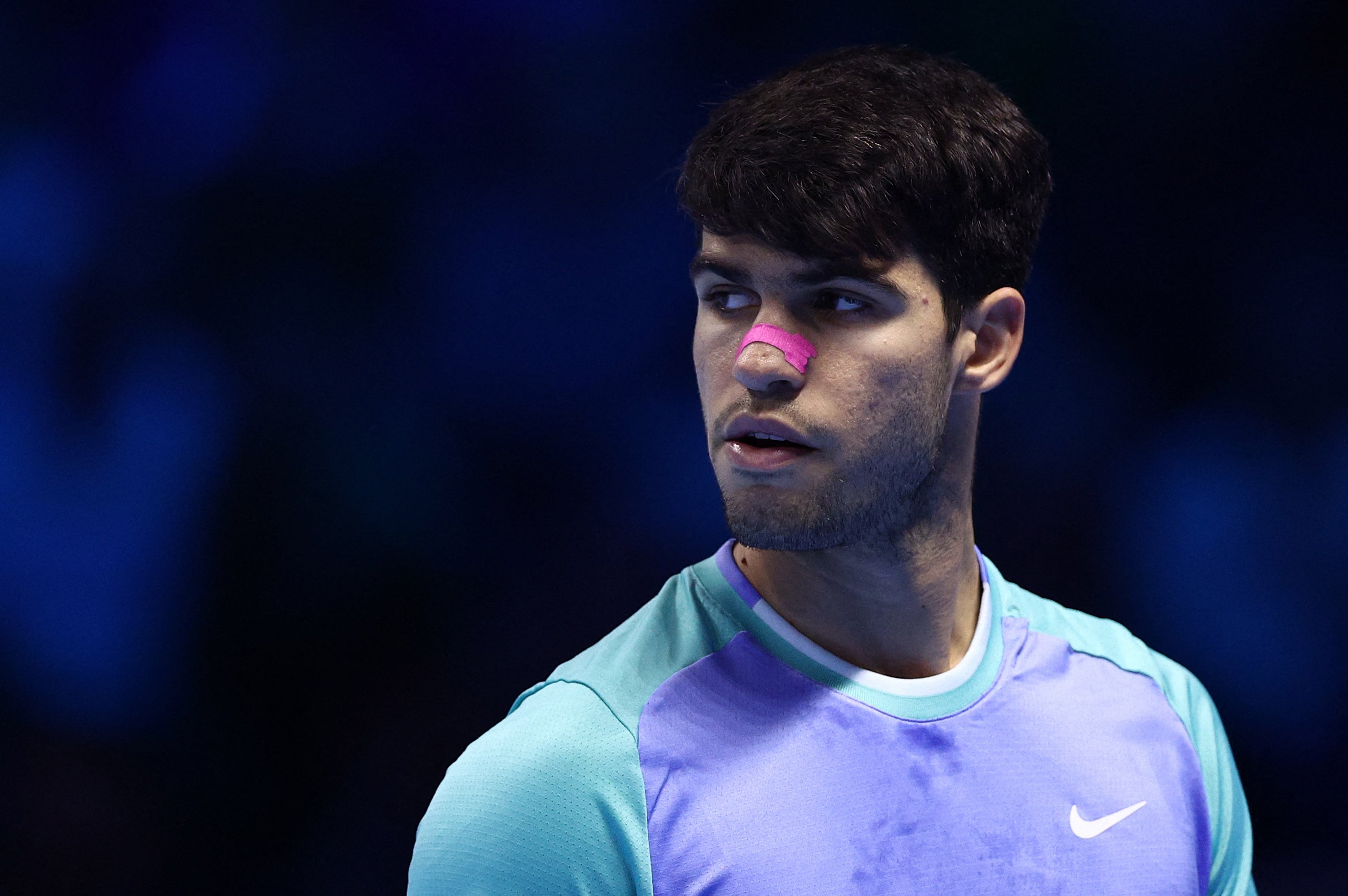 Carlos Alcaraz en la Copa de Maestros contra Andrey Rublev. (Guglielmo Mangiapane/REUTERS)