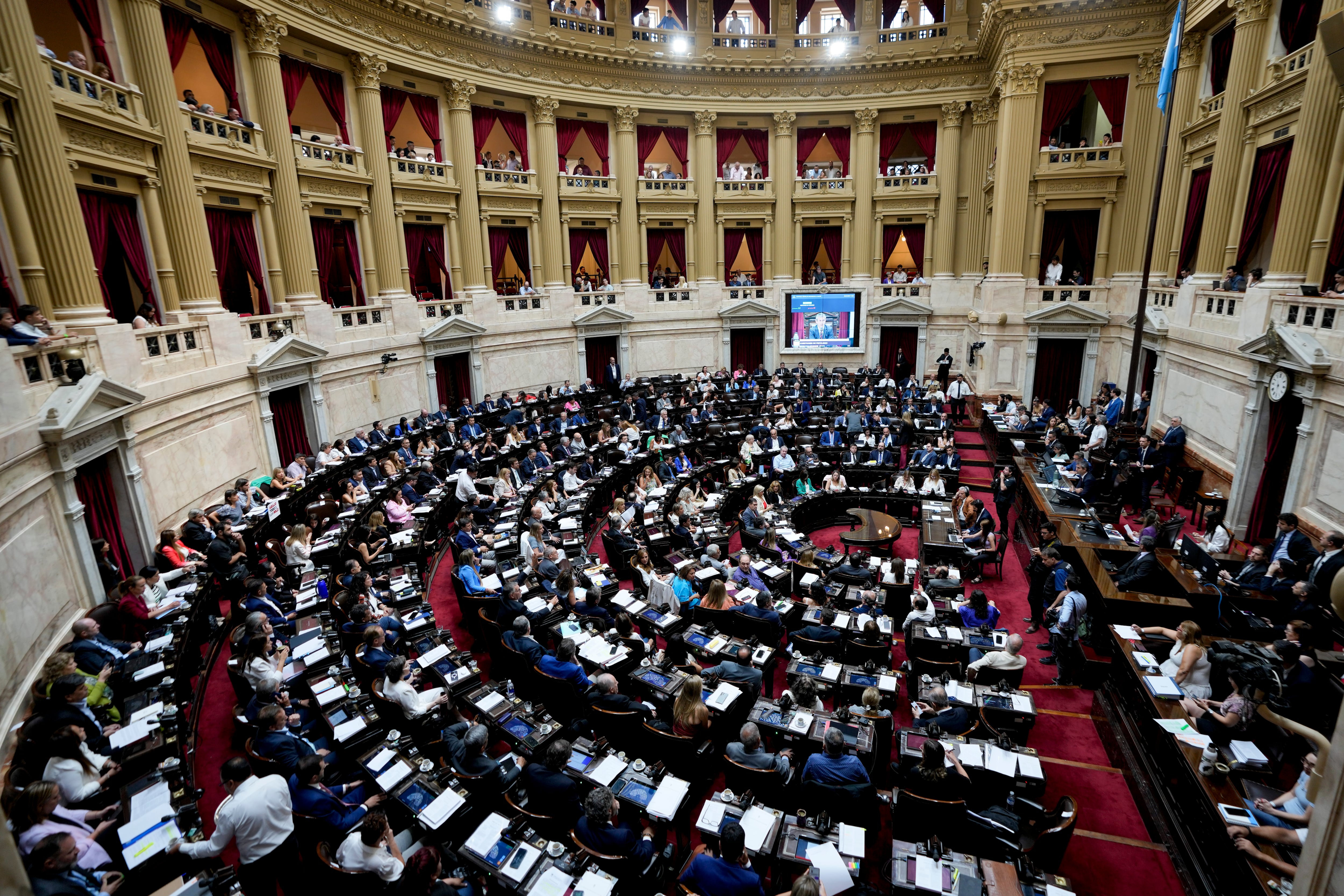 La oposición intentará poner un límite a los DNU presidenciales