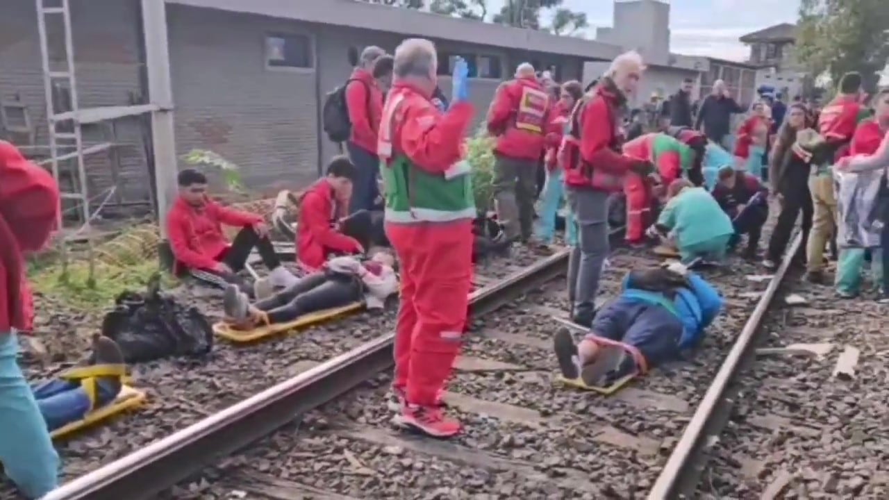 Al menos 90 personas terminaron heridas luego del accidente, según reportaron las autoridades sanitarias.