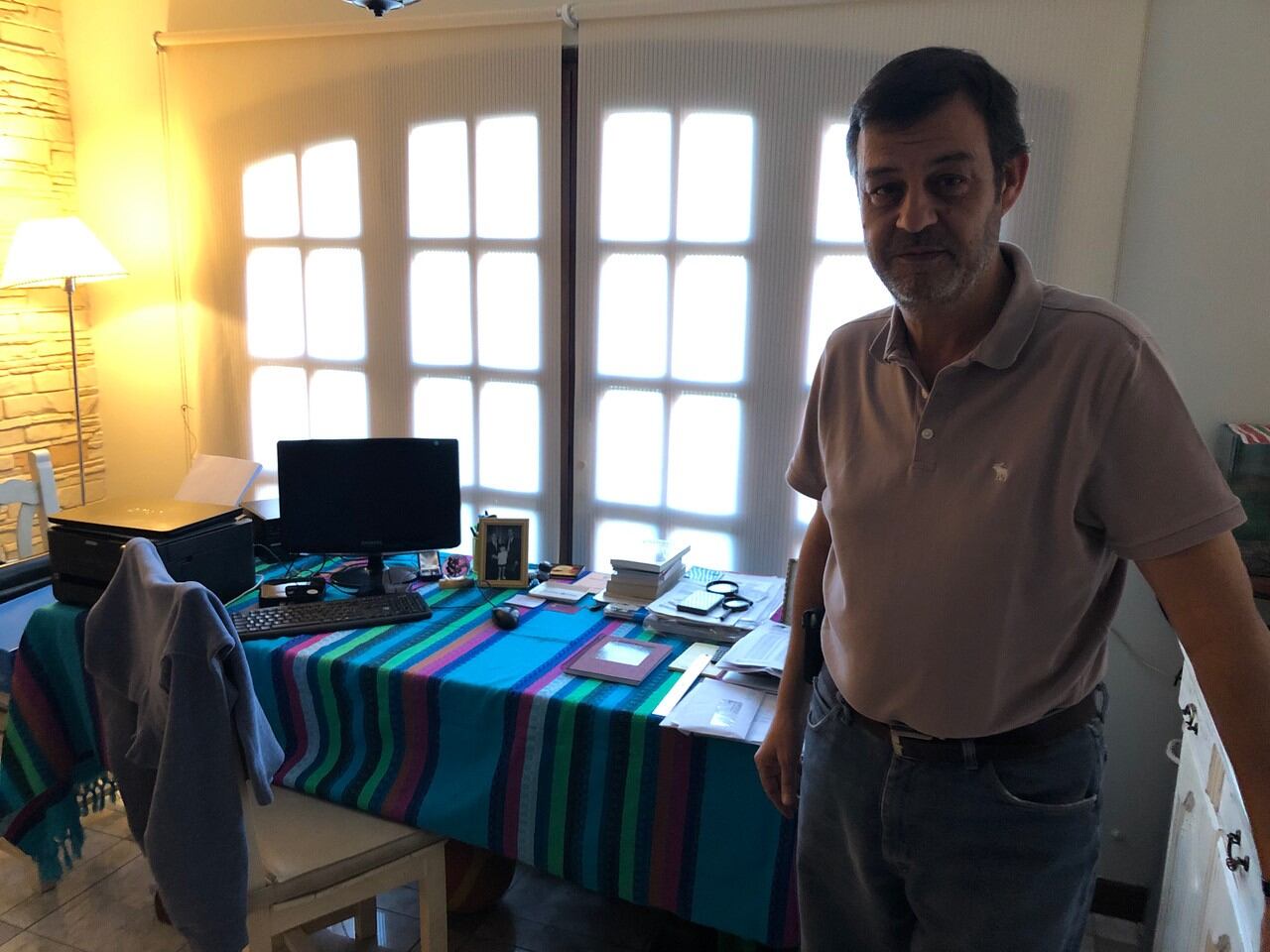 Víctor Manzanares frente al escritorio de su casa, en Río Gallegos. Ya no usa tobillera con geolocalización y, luego de recibir amenazas, cuenta con protección de Gendarmería.