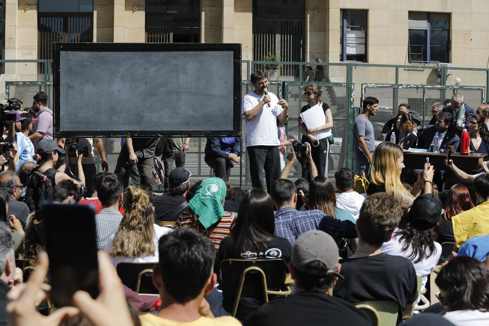 Clase abierta en la puerta de los tribunales de Comodoro Py en apoyo a Cristina Kirchner. También se acercaron algunas personas para manifestar en su contra. Juan Grabois encabeza un acto