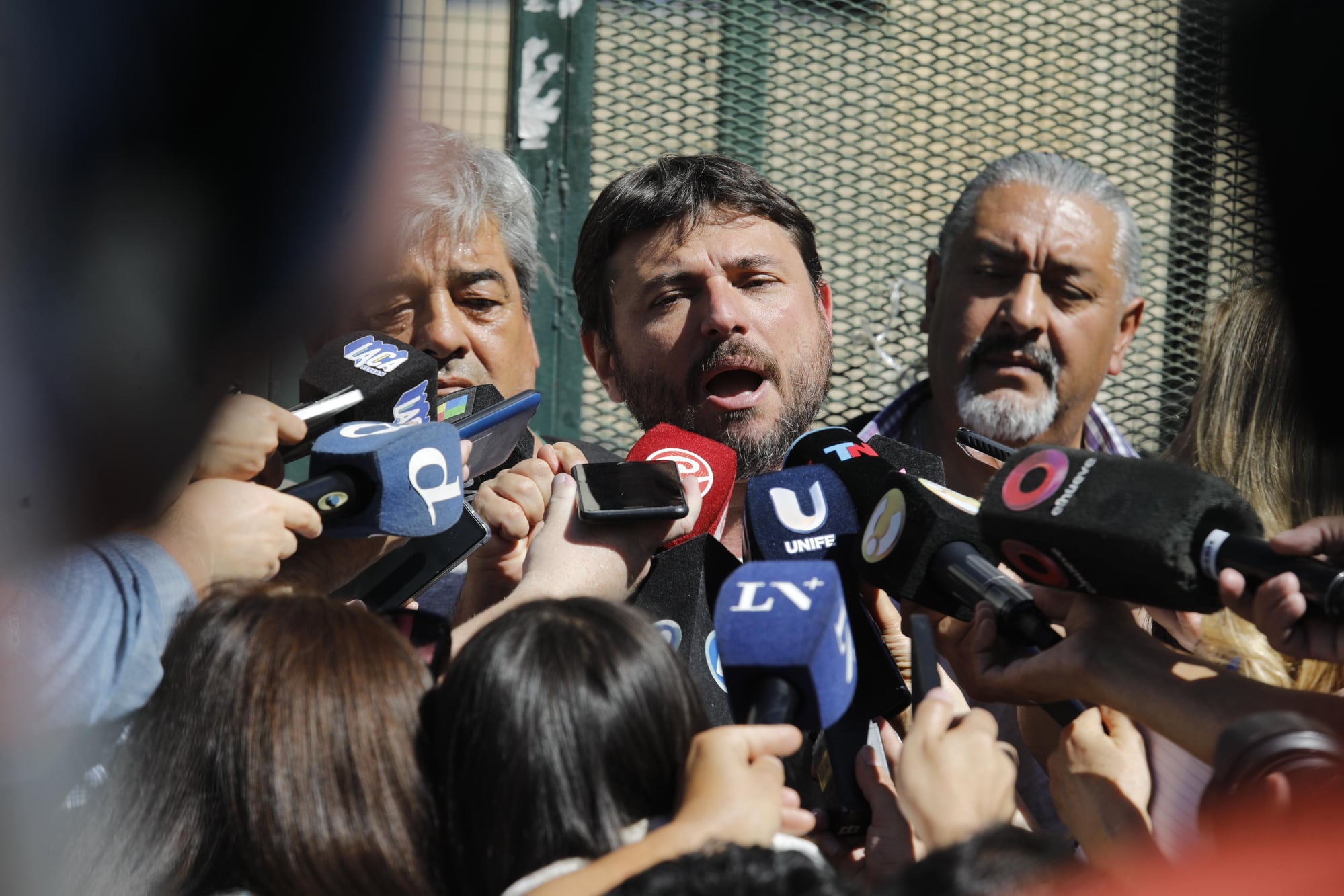 Clase abierta en la puerta de los tribunales de Comodoro Py en apoyo a Cristina Kirchner. También se acercaron algunas personas para manifestar en su contra. Juan Grabois encabeza un acto